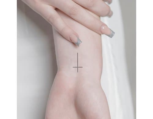 minink Tattoo kleines Kreuz Grösse: S (2.0 cm x 4.0 cm)
