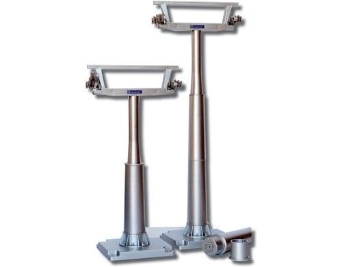 2 Stützen 3-fach höhenverstellbar im Massstab 1:32